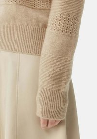 GOBI Cashmere MIT R-AUSSCHNITT UND GEMISCHTEM MUSTER - Pullover - beige