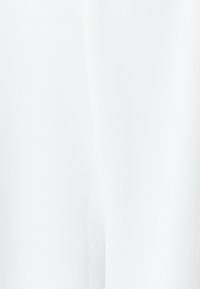 Witte stof met een gladde, zachte textuur; heeft een uniform patroon zonder zichtbare naden of details, waardoor het een strakke uitstraling krijgt.