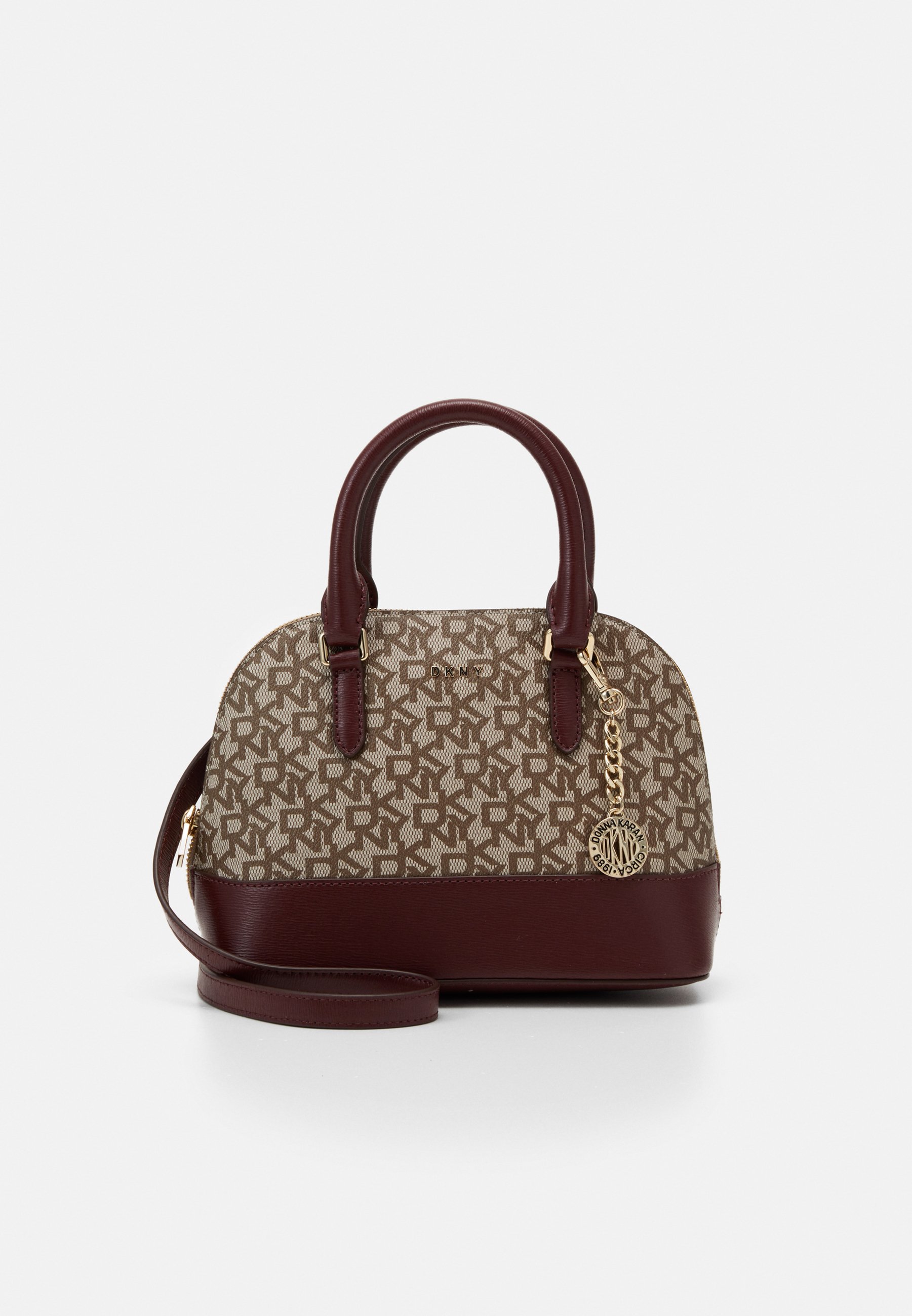 DKNY BRYANT DOME SATCHEL LOGO Håndveske chinoaged wine DKNY BRYANT DOME LOGO Skulderveske chinoaged winebeige