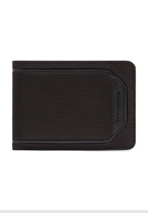 Schwarze Brieftasche aus strukturiertem Stoff mit einem glatten schwarzen Rand und einem dezenten, geprägten Markenlogo in der vorderen rechten Ecke.