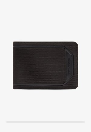 Portefeuille en tissu noir texturé avec une bordure noire lisse et un logo de marque discrètement embossé dans le coin avant droit.