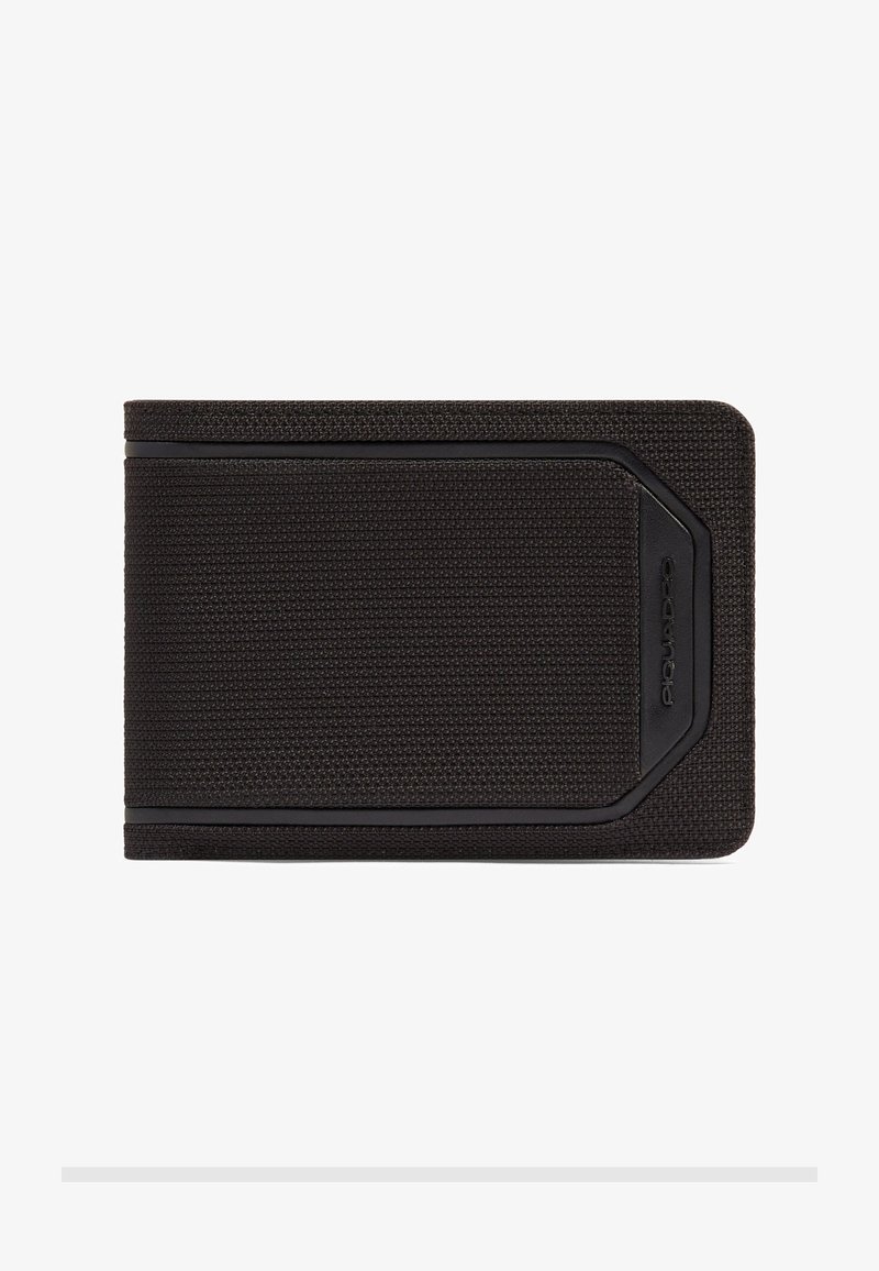 Portefeuille en tissu noir texturé avec une bordure noire lisse et un logo de marque discrètement embossé dans le coin avant droit.