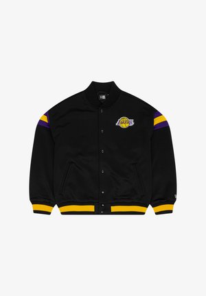 Czarna kurtka varsity z żółtymi i purpurowymi paskami na rękawach i dole, z logo Los Angeles Lakers na klatce piersiowej.