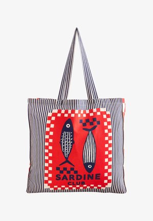Gestreifte Tragetasche mit zwei stilisierten blauen Fischen auf rotem quadratischem Hintergrund und dem Text "SARDINE CLUB" unten in der Mitte.