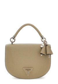 Borsa a tracolla sintetica beige con forma arrotondata, superficie testurizzata, manico superiore e hardware dorato. Presenta un logo e frange decorative.