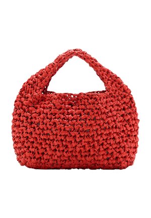 Borsa intrecciata rossa con manico largo e curvo e apertura superiore, caratterizzata da un design testurizzato e intrecciato.