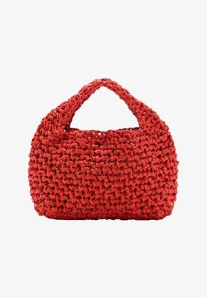 Borsa intrecciata rossa con manico largo e curvo e apertura superiore, caratterizzata da un design testurizzato e intrecciato.