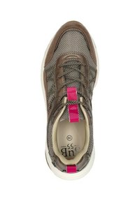 Bruine mesh sneaker met roze accenten, vetersluiting, gevoerde kraag en een witte tussenzool met een gestructureerde buitenzool. Maat 39 aangegeven aan de binnenkant.