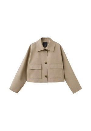 Beige cropped jas met brede kraag, drie knopen aan de voorkant en twee grote klepzakken op een witte achtergrond.