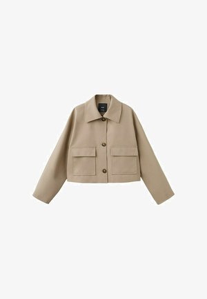 Geacă bej scurtă cu guler lat, trei nasturi în față și două buzunare mari cu clapetă pe fundal alb.