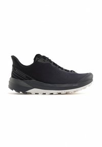 Scarpa atletica nera con una tomaia testurizzata, design leggero, suola flessibile e suola in gomma bianca. Presenta una vestibilità aderente e una forma aerodinamica.