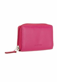 Cartera de cuero rosa con cierre de cremallera, de forma rectangular, textura suave y un pequeño tirador de cuero. Nombre de la marca grabado en el frente.