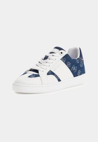 Blå denimskor med vita läderdetaljer, rund tå och vit gummisula. Har logotypdetalj och snörning fram.