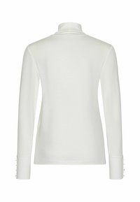 Hvid langærmet top med høj krave, der har knapdetaljer ved ærmerne og en glat, let stoftekstur.