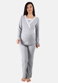 Grau-meliertes Umstandsloungewear-Set aus weichem Stoff, bestehend aus einem V-Ausschnitt-Top mit Spitzenakzenten und passenden, enganliegenden Hosen.