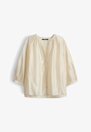 Crèmekleurige, lichtgewicht blouse met lange, opgeblazen mouwen, V-hals en knoopsluiting aan de voorkant, weergegeven op een witte achtergrond.