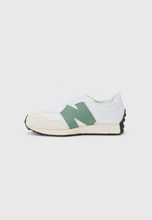 Zapatillas con una parte superior blanca y acentos de ante verde, una suela de goma beige y cordones redondos. El diseño está inspirado en un estilo retro y tiene un perfil bajo.