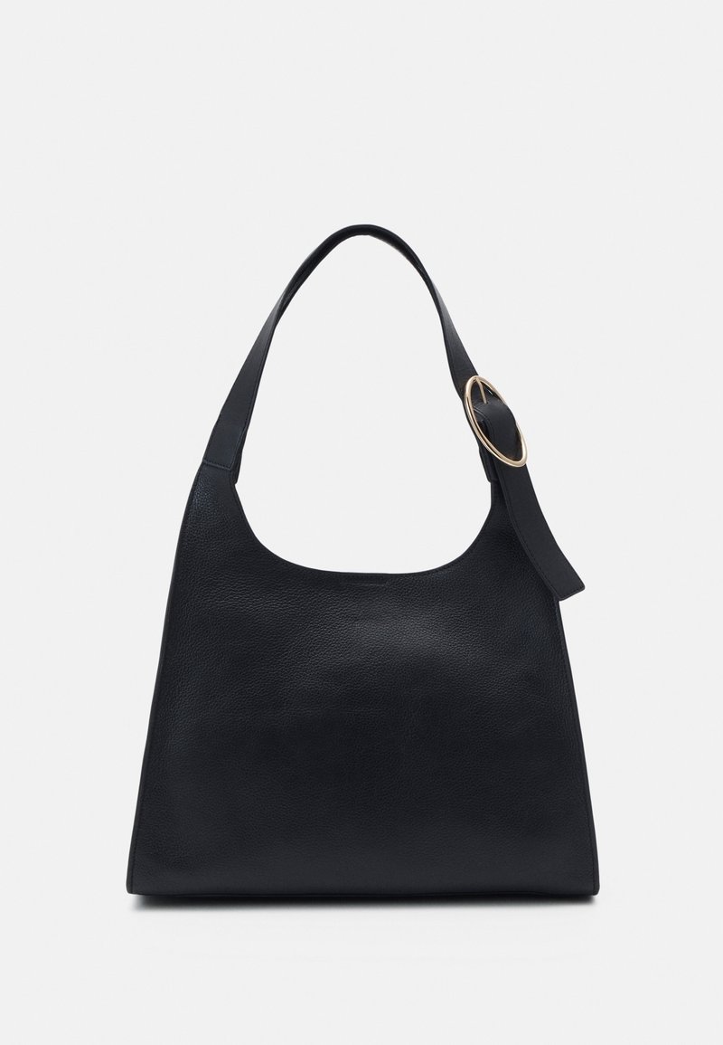 Sac bandoulière en cuir noir présentant une forme arrondie, une surface texturée et un ornement circulaire doré sur la sangle.