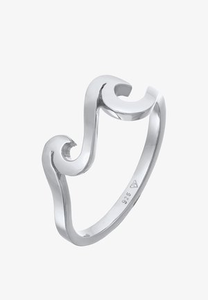 Sølvring med et flydende design, der minder om bølger. Har en poleret overflade og en indgraveret 925-stempel, der angiver sterlingsølv.