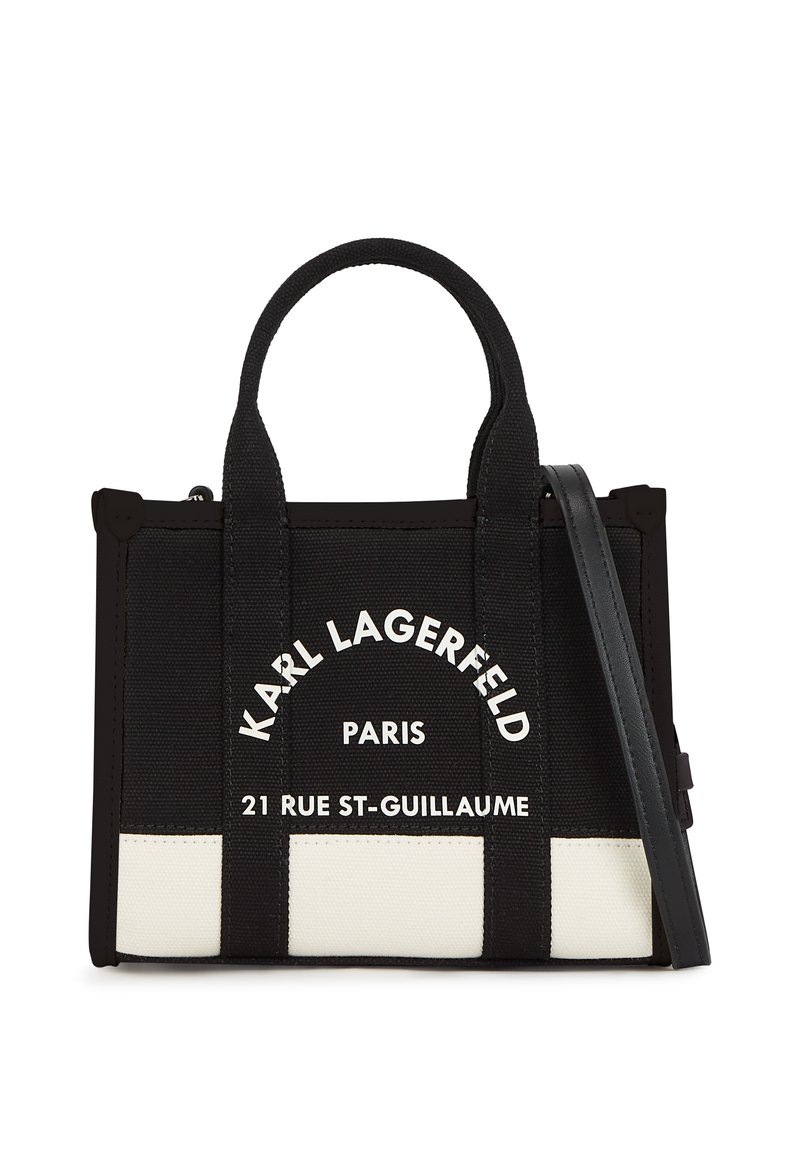 Sac à main noir en toile avec deux poignées supérieures et une sangle détachable. Présente une impression de logo blanc et un panneau inférieur contrasté. Forme rectangulaire.