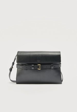 Czarna skórzana torba na ramię z regulowanym paskiem, przednią klapką i ozdobnym paskiem z klamrą w złotym odcieniu na przodzie.