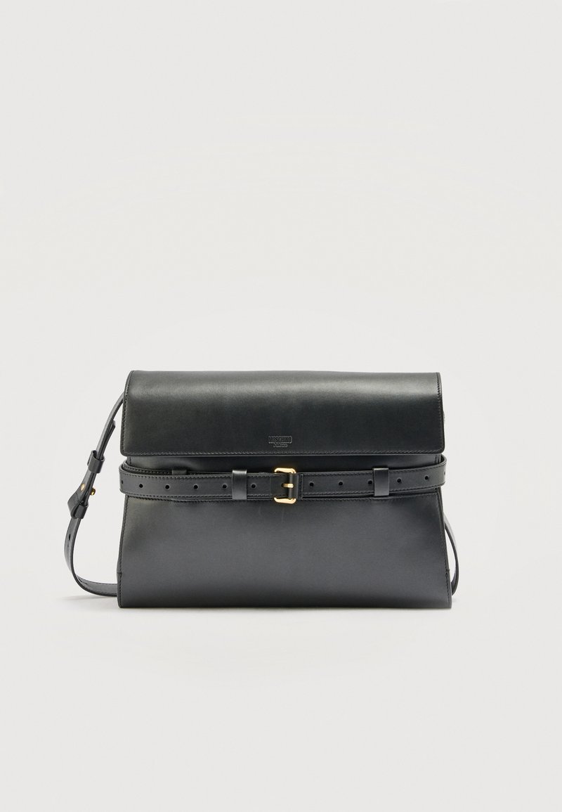 Sort skuldertaske i læder med justerbar rem, frontklap og dekorativt bælte med spænde i guldton tværs over fronten.