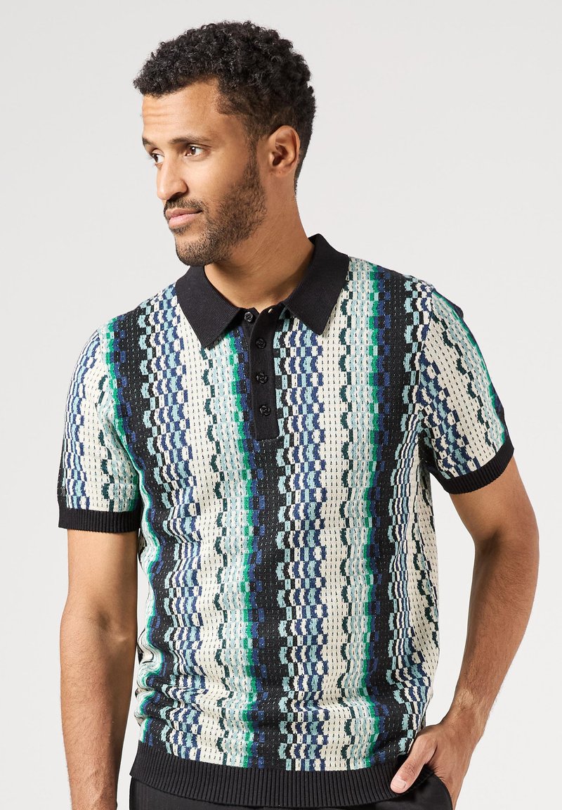 Pletená polo košile v barevném vzoru s modrými, zelenými a černými pruhy, krátkými rukávy a černým límečkem na knoflíkové zapínání.