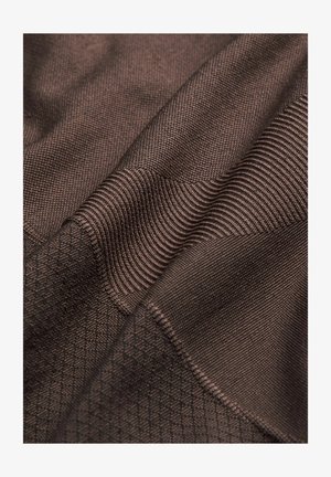 Brunt tekstil med en glat, ribbet tekstur, der har diagonale linjer og et geometrisk mønster; materialet virker holdbart og let skinnende.