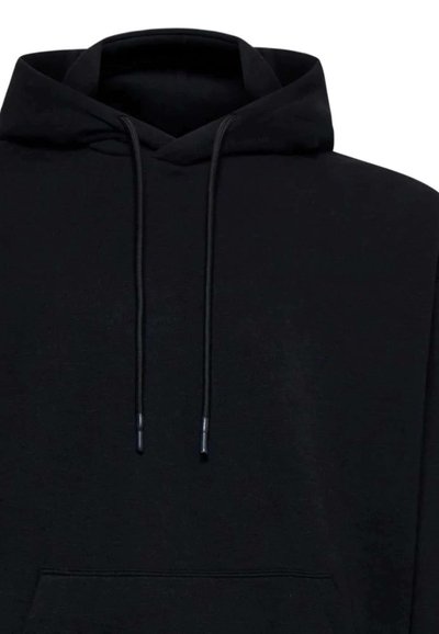 Felpa nera con tasca frontale, cordini regolabili e una consistenza morbida. Design minimalista con uno stile classico a pullover.
