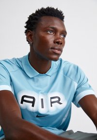 Nike Sportswear AIR - Polo majica - denim turq/glacier blue/white