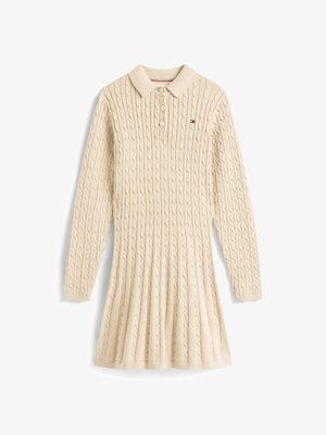 Vestido de malha bege com um padrão de trançado texturizado, apresentando um colarinho à polo e uma pala de três botões, com uma saia a abrir na barra.