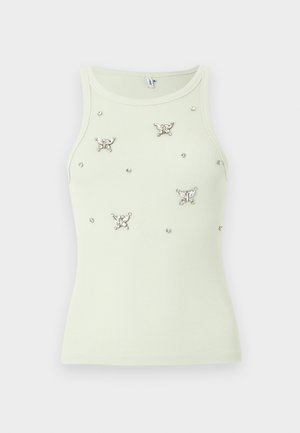 Hellgrünes, ärmelloses, geripptes Tanktop mit silbernen Schmetterlingen und runden Schmucksteinen, die vorne verteilt sind.