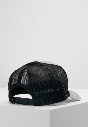 Schwarze Snapback-Mütze mit Netzrückseite und grauem gebogenem Schirm, liegend auf weißer Fläche vor neutralem Hintergrund.