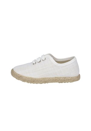 Zapatilla de lona blanca con tres ojales y suela trenzada de fibra natural, mostrada desde el lado exterior sobre un fondo blanco.