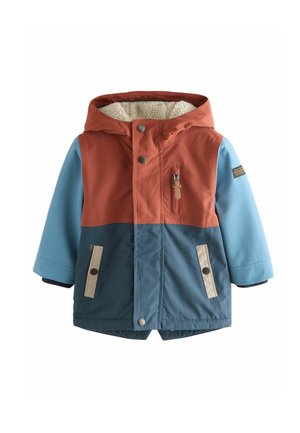 Veste d'hiver enfant à capuche avec des blocs de couleur orange rouille, bleu clair et bleu foncé, poches avant et doublure polaire blanche douce à l'intérieur de la capuche.