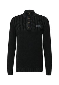 Schwarzer Strickpullover mit geripptem hohen Kragen, vier braunen Knöpfen, einem Zopfstrickmuster auf der oberen Brust und einem kleinen Logo-Patch auf der linken Seite.