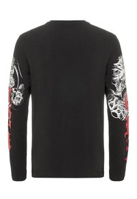 Schwarzes Langarm-T-Shirt mit weißen und roten grafischen Designs an den Ärmeln, Rundhalsausschnitt und weichem Baumwollmaterial.