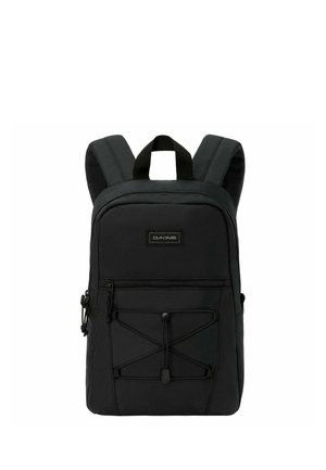 Mochila Dakine negra con correas de hombro acolchadas, bolsillo delantero con cremallera, detalle de cordón elástico y asa superior para transportar sobre fondo blanco.
