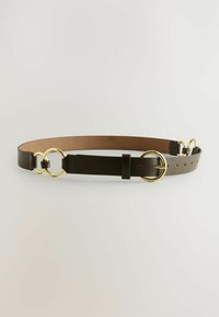 Brun læderbælte med gyldent metalhardware, der har to runde løkker og et strømlinet design. Justerbart med en enkelt prong spænde.