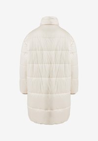 Chaqueta de plumas color crema con un cuello alto, que presenta secciones acolchadas horizontales y mangas largas. Acabado de tejido suave y aislante.
