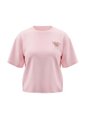 Jasnoróżowy t-shirt z krótkim rękawem, z małym wyszywanym misiem i napisem "Spirit of Pink" na lewej piersi. Brak widocznego tła.