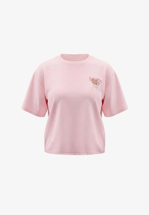 Jasnoróżowy t-shirt z krótkim rękawem, z małym wyszywanym misiem i napisem "Spirit of Pink" na lewej piersi. Brak widocznego tła.