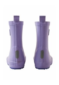 Bottes de pluie en caoutchouc violet avec une finition lisse, des accents texturés et des tirants à l'arrière. Présente des patchs latéraux gris pour plus de détails.
