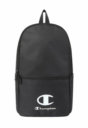 Zaino Champion in tessuto nero con grande tasca frontale e logo bianco nella parte bassa davanti su sfondo bianco.