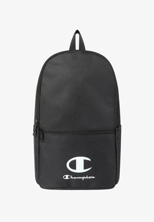 Zaino Champion in tessuto nero con grande tasca frontale e logo bianco nella parte bassa davanti su sfondo bianco.