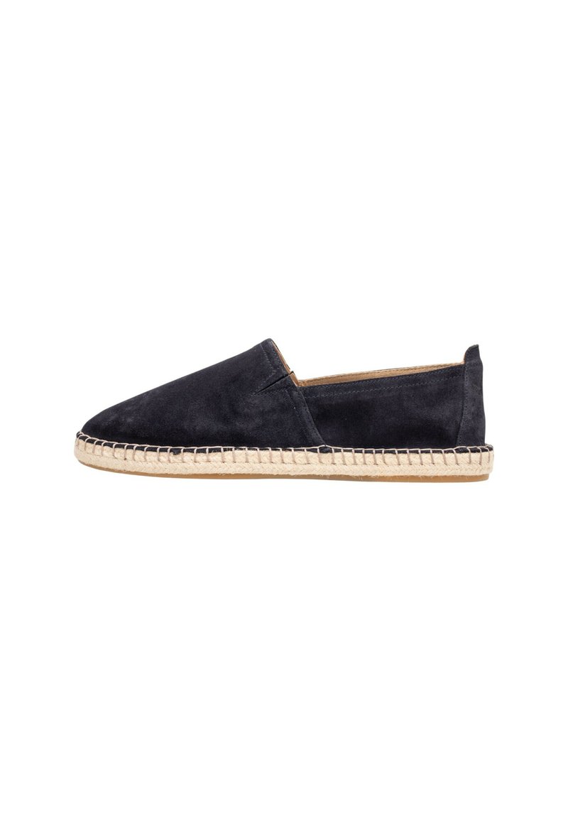 Espadrille instap schoen in donker marineblauw suède met een ronde neus, jute touwzool en gestikte details langs de basis.