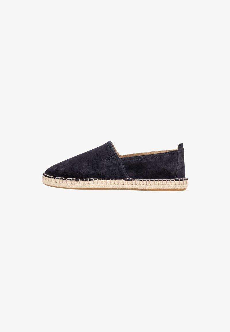 Espadryle typu slip-on w ciemnogranatowym zamszu, z okrągłym noskiem, jutową podeszwą oraz przeszyciem wzdłuż dolnej krawędzi.
