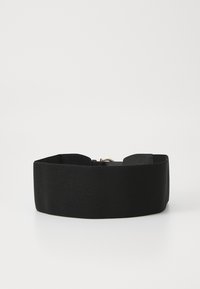 Sort elastisk bælte med en tekstureret overflade, der har en rund metalspænde og et fladt design uden synligt hardware foran.