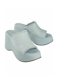Sandales plateforme bleu clair avec des sangles en tissu effiloché et une semelle lisse. Modèle à enfiler avec un talon compensé pour plus de hauteur.