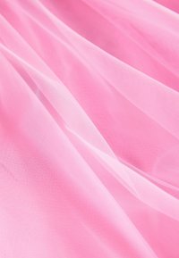 Tissu léger rose pâle avec une texture en maille fine et de légers plis créant de douces ondulations et de la transparence.